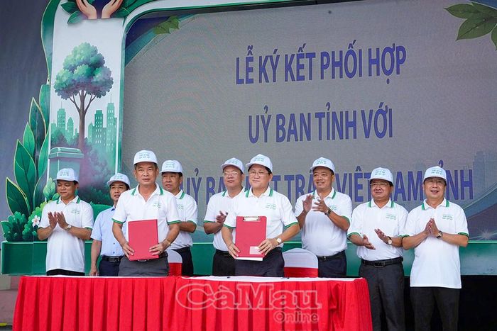 Phó Chủ tịch UBND tỉnh Lê Văn Sử và Phó Chủ tịch Ủy ban MTTQ Việt Nam tỉnh Cà Mau Nguyễn Văn Khởi đại diện ký kết phối hợp triển khai phong trào trồng cây xanh và bảo vệ môi trường.