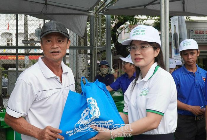 Người dân phấn khởi nhận những phần quà thiết thực sau khi thu gom và bàn giao rác thải nhựa tại chương trình.