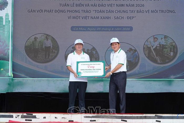 Phó Chủ tịch UBND tỉnh Lê Văn Sử trao bảng tượng trưng tặng thùng rác hỗ trợ UBND phường Tân Thành thực hiện công tác bảo vệ môi trường.
