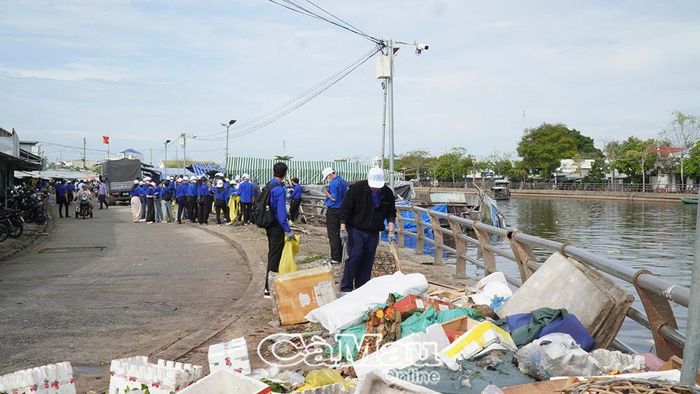 Ngay sau lễ phát động, đại biểu cùng lực lượng vũ trang, đoàn viên, thanh niên và người dân đồng loạt ra quân tổng vệ sinh, thu gom rác thải trên nhiều tuyến đường trọng điểm, mở đầu cho chuỗi hoạt động hưởng ứng Tháng hành động vì môi trường năm 2026 trên địa bàn tỉnh.