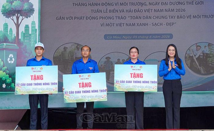  Phó Bí thư Tỉnh đoàn Nguyễn Trang Anh Thư trao bảng tượng trưng tặng cầu giao thông nông thôn cho 3 xã: Trần Văn Thời, Ninh Quới và Ninh Thạnh Lợi.