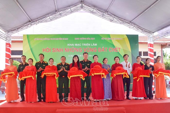  Các đại biểu thực hiện nghi thức cắt băng khai mạc triển lãm.