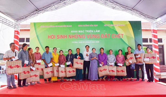 Ông Lý Vỹ Triều Dương, Phó Giám đốc Sở Văn hóa, Thể thao và Du lịch và bà Võ Thị Hồng Thoại, Chủ tịch Hội Nạn nhân chất độc da cam/Dioxin tỉnh Cà Mau, trao quà đến các nạn nhân chất độc da cam.