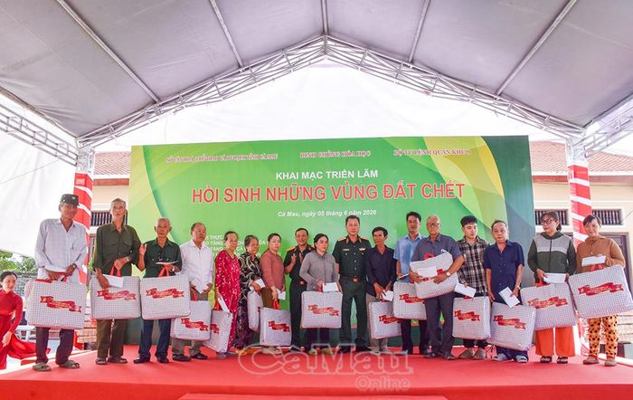  Thiếu tướng Trương Thanh Phong, Phó Tham mưu trưởng Quân khu 9 và Đại tá Phạm Công Hữu, Phó Chính ủy Binh chủng Hóa học, trao quà đến các nạn nhân chất độc da cam trên địa bàn tỉnh Cà Mau.