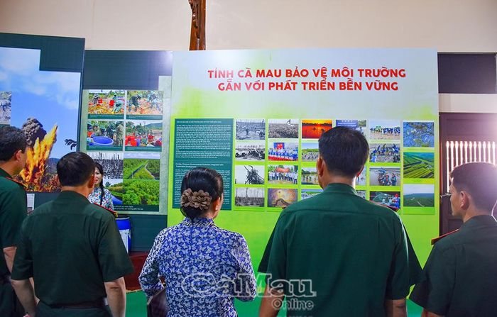 Đại biểu tham quan hình ảnh các hoạt động bảo vệ môi trường gắn với phát triển bền vững của tỉnh Cà Mau. 