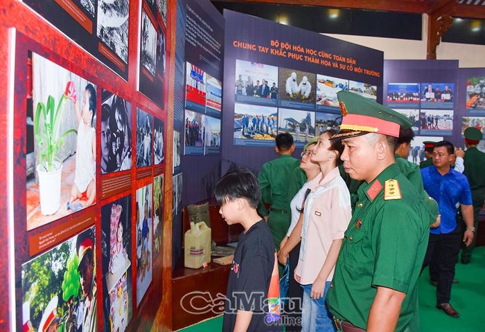  Triển lãm thu hút đông đảo người dân, trẻ em đến tham quan, tìm hiểu.