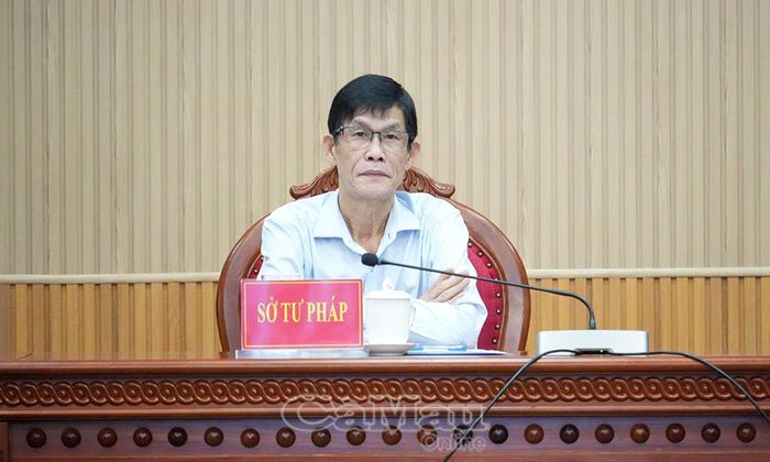 Phó Giám đốc Sở Tư pháp Cà Mau Phạm Quốc Sử chủ trì tại điểm cầu tỉnh Cà Mau.
