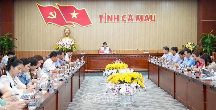  Đại biểu tại điểm cầu tỉnh Cà Mau nghiên cứu, tiếp thu các hướng dẫn chuyên môn, nhằm bảo đảm tiến độ và chất lượng công tác rà soát VBQPPL.