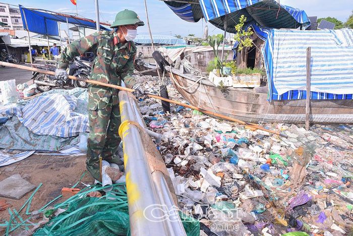 Thu gom rác thải bị vứt bừa bãi tại khu vực ven sông.