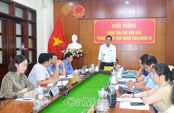 Trưởng Ban Pháp chế HĐND tỉnh Hoàng Đình Liêm đề nghị cơ quan chủ trì soạn thảo tiếp thu đầy đủ các ý kiến đóng góp, hoàn thiện dự thảo nghị quyết.