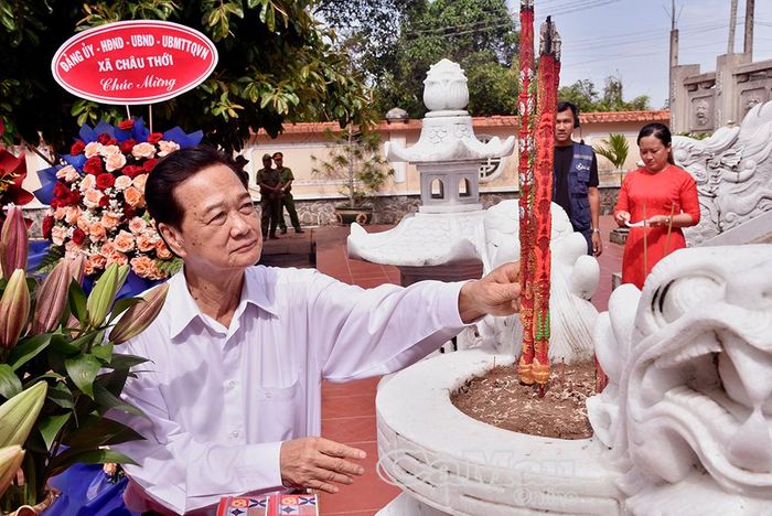 Nguyên Thủ tướng Chính phủ Nguyễn Tấn Dũng dâng dương tỏ lòng thành kính tri ân công lao các bậc tiền nhân.