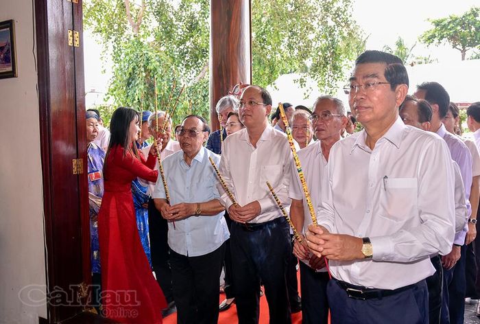 Các đồng chí nguyên lãnh đạo Trung ương và lãnh đạo tỉnh, nguyên lãnh đạo tỉnh dâng hương các bậc tiền nhân.