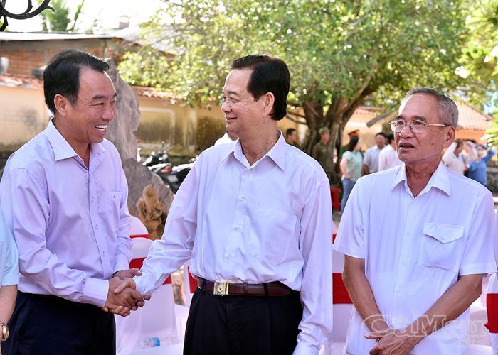  Chủ tịch UBND tỉnh Lữ Quang Ngời (bìa trái) chào mừng nguyên Thủ tướng Chính phủ Nguyễn Tấn Dũng và nguyên Bí thư Tỉnh ủy, nguyên Chủ tịch HĐND tỉnh, nguyên Trưởng đoàn Đại biểu Quốc hội tỉnh Lữ Văn Hùng về dự lễ.