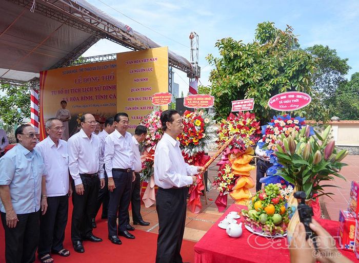 Nguyên Thủ tướng Chính phủ Nguyễn Tấn Dũng và các đồng chí nguyên lãnh đạo Trung ương, lãnh đạo tỉnh và nguyên lãnh đạo tỉnh thực hiện nghi thức dâng hương.