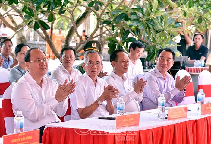 Đồng chí Nguyễn Hồ Hải, Ủy viên Ban Chấp hành Trung ương Đảng, Bí thư Tỉnh ủy, Trưởng đoàn Đại biểu Quốc hội tỉnh (bìa trái) và các đồng chí lãnh đạo, nguyên lãnh đạo tỉnh dự lễ.
