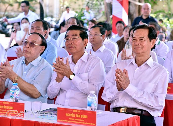 Đồng chí Nguyễn Tấn Dũng, nguyên Thủ tướng Chính phủ; đồng chí Võ Văn Dũng, nguyên Phó Trưởng ban Thường trực Ban Nội chính Trung ương và các đồng chí nguyên lãnh đạo tỉnh dự lễ động thổ.