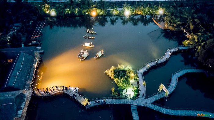 Không gian đậm chất điện ảnh của tour “Ðêm U Minh huyền thoại”.
