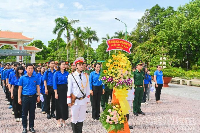  Đoàn dâng hoa, dâng hương tại Khu tưởng niệm Chủ tịch Hồ Chí Minh, phường An Xuyên.