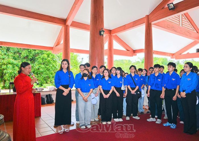  Đoàn viên, thanh niên cùng ôn lại giá trị lịch sử hành trình ra đi tìm đường cứu nước của Bác Hồ cách đây 115 năm.
