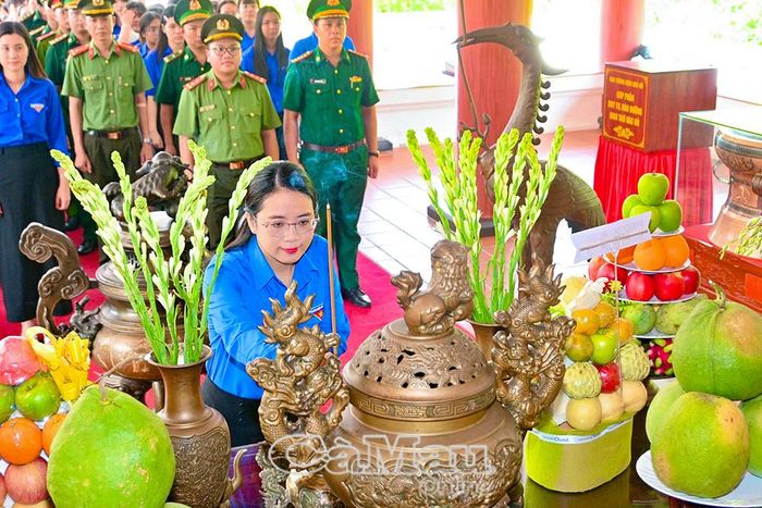 Chị Nguyễn Trang Anh Thư, Phó Bí thư Tỉnh đoàn, thành kính dâng hương Chủ tịch Hồ Chí Minh tại Khu tưởng niệm Ngưởi.