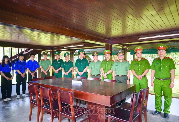 Sau lễ viếng, các đại biểu tham quan Nhà sàn Bác Hồ và nghe giới thiệu về cuộc sống, quá trình làm việc của Bác trong thời kỳ kháng chiến.