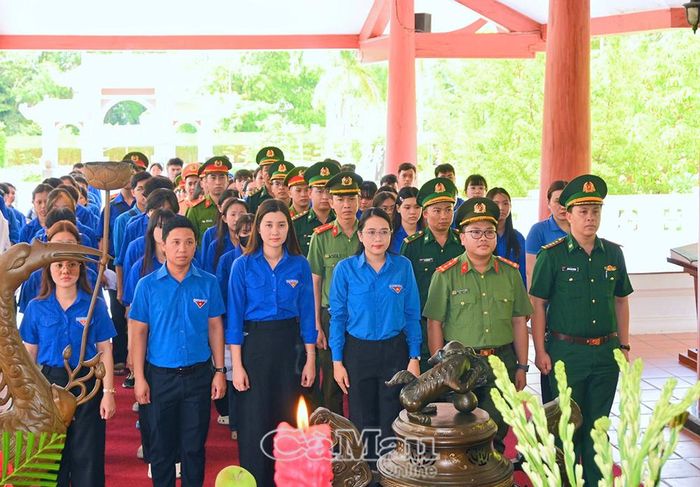 Cán bộ, đảng viên, đoàn viên, thanh niên mặc niệm tưởng nhớ công lao to lớn của Chủ tịch Hồ Chí Minh.