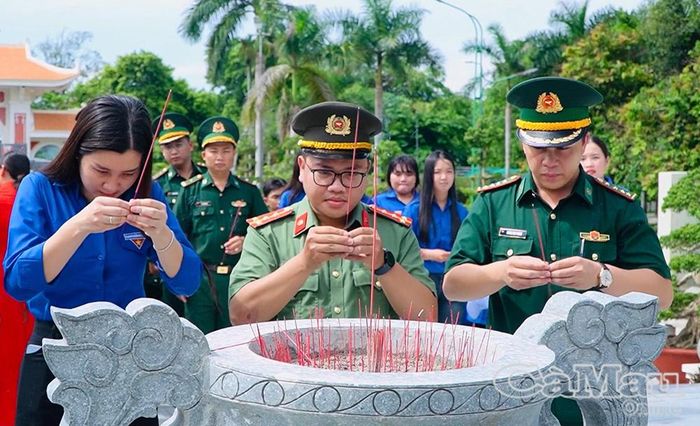 Các cán bộ, đảng viên, đoàn viên, thanh niên dâng hương tưởng niệm Chủ tịch Hồ Chí Minh.