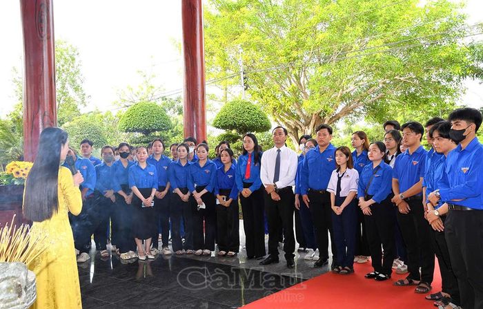 Tại Đền thờ Chủ tịch Hồ Chí Minh, xã Châu Thới, lực lượng đoàn viên, thanh niên cùng nhau ôn lại sự kiện Bác Hồ ra đi tìm đường cứu nước ngày 5/6/1911.