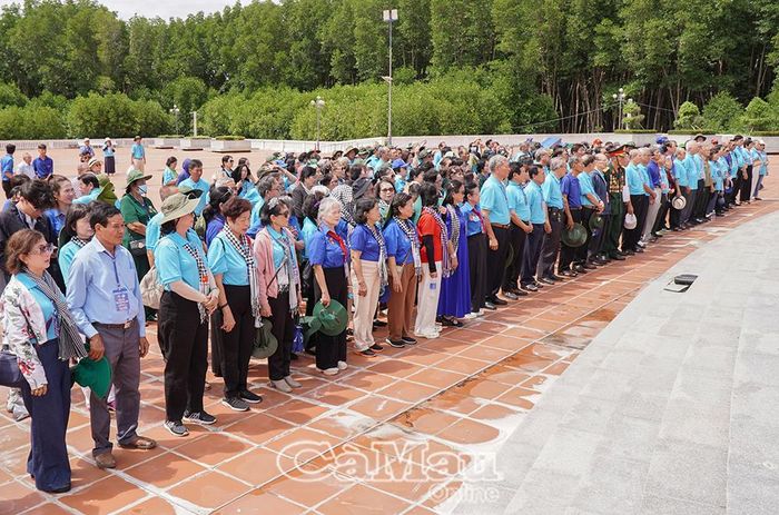 Các đại biểu trang nghiêm chào cờ tại Đất Mũi.