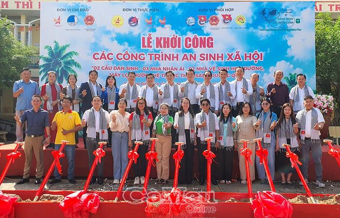 Các đại biểu chụp ảnh lưu niệm tại lễ khởi công.