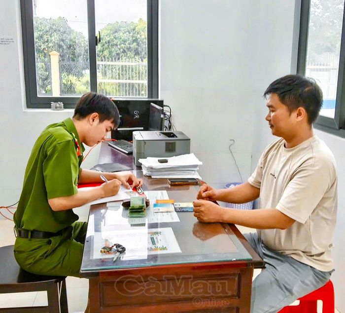 Công an xã Ninh Quới làm thủ tục bàn giao tài sản cho người đánh rơi.