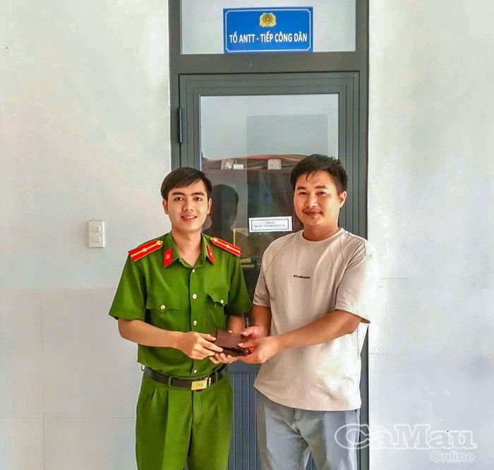Thiếu úy Phạm Minh Toán, cán bộ Công an xã Ninh Quới, bàn giao chiếc ví lại cho anh Vũ Duy Sơn.