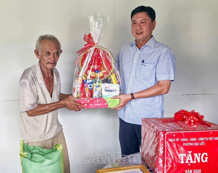 Dịp này, Đảng ủy và UBND phường Bạc Liêu trao tặng nhiều phần quà gồm gạo, nhu yếu phẩm và tiền mặt nhằm góp phần hỗ trợ sinh hoạt hằng ngày cho ông Tha. (Trong ảnh: Chủ tịch UBND phường Bạc Liêu Lê Việt Xô trao tặng quà mừng ông Thạch Va Tha có nhà mới)