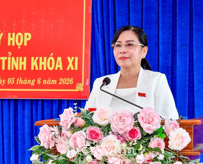 Phó Chủ tịch Thường trực HĐND tỉnh Lê Thị Nhung thay mặt Tổ đại biểu HĐND tỉnh phát biểu ghi nhận ý kiến của cử tri. 