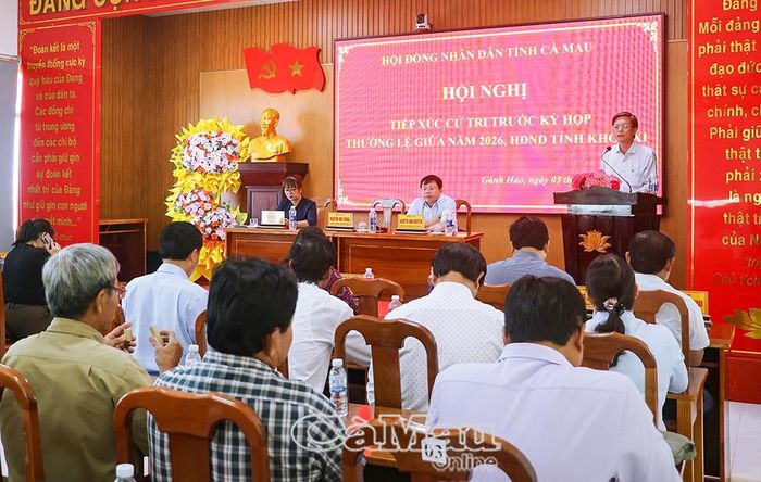Ông Nguyễn Huy Dũng, Bí thư Đảng ủy, Chủ tịch HĐND xã Gành Hào, thay mặt Tổ đại biểu số 11 HĐND tỉnh Cà Mau, ghi nhận ý kiến, kiến nghị của cử tri.