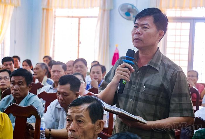  Ông Nguyễn Văn Khanh, ấp Lung Chim, xã Định Thành, kiến nghị bó gọn đường dây viễn thông để tạo mỹ quan nông thôn.