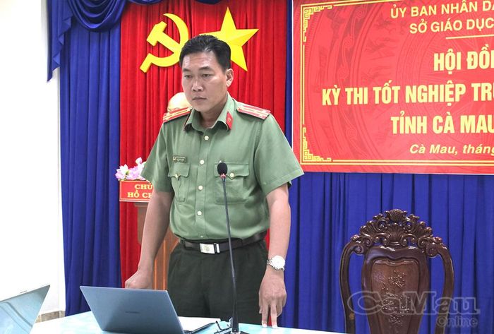Thượng tá Nguyễn Trường Sang, Phó Trưởng phòng An ninh chính trị nội bộ, Công an tỉnh Cà Mau, trao đổi về các giải pháp đảm bảo an ninh, an toàn cho Kỳ thi.
