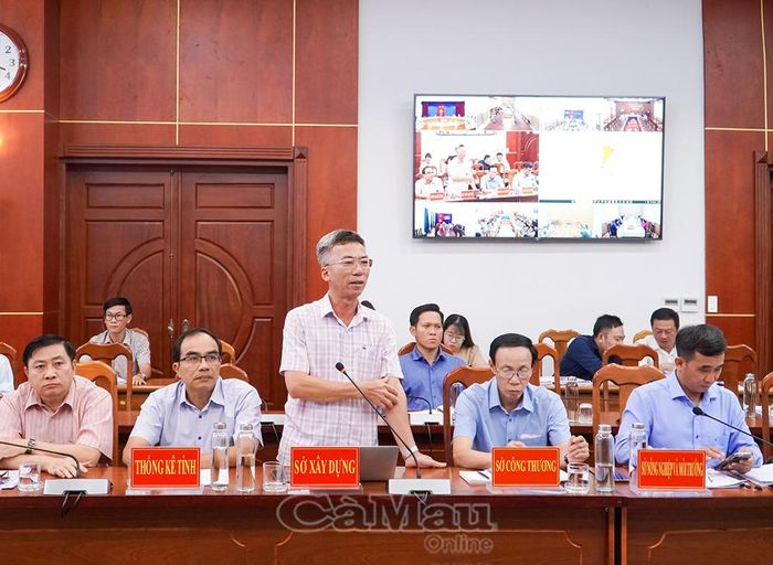 Phó Giám đốc Sở Xây dựng Lê Thành Huấn trao đổi, trả lời một số kiến nghị của các địa phương tại phiên họp..