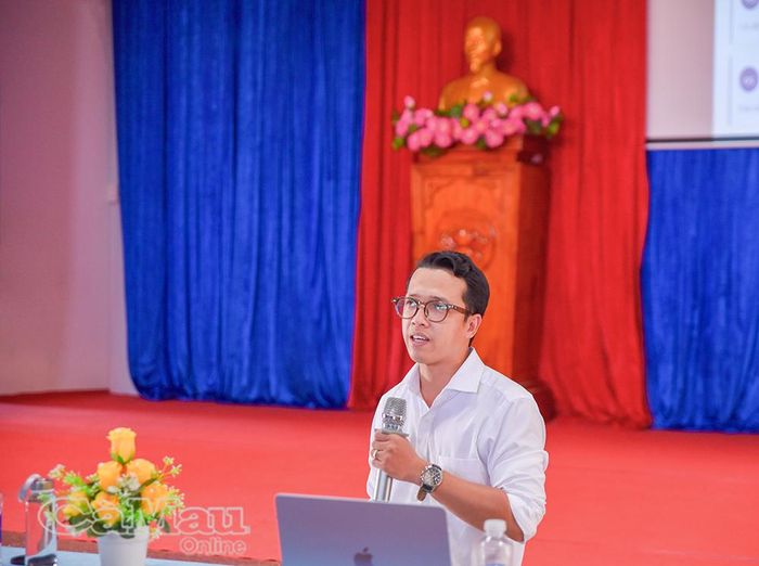  Anh Trịnh Minh Quang, Chuyên viên Phòng Ứng dụng và Dịch vụ, Trung tâm Ứng dụng khoa học và công nghệ tỉnh, hướng dẫn sinh viên quay phim, chụp ảnh bằng điện thoại di động.