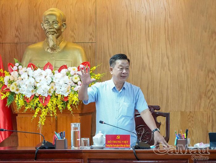 Trưởng ban Tuyên giáo và Dân vận Tỉnh ủy Hồ Trung Việt đề nghị các đơn vị tăng cường sưu tầm tư liệu, đẩy mạnh chuyển đổi số và đổi mới hình thức tuyên truyền nhằm phát huy hiệu quả các công trình lịch sử đã được biên soạn, xuất bản.
