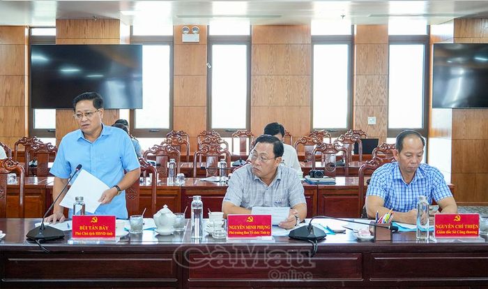 Đồng chí Bùi Tấn Bảy, Ủy viên Ban Thường vụ Tỉnh ủy, Phó Chủ tịch HĐND tỉnh, đóng góp ý kiến tại hội nghị.