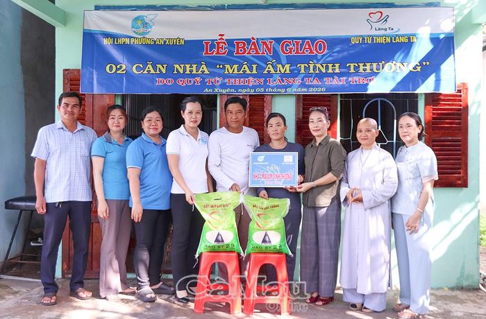 Đại diện Hội LHPN phường An Xuyên và Quỹ Từ thiện Làng Ta bàn giao nhà “Mái ấm tình thương” và trao tặng gạo cho gia đình chị Nguyễn Trúc Thùy (Khóm 25).