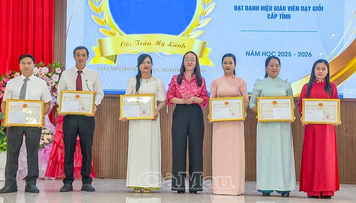 Chủ tịch UBND xã Long Điền Nguyễn Hồng Cẩm khen thưởng giáo viên dạy giỏi cấp tỉnh.