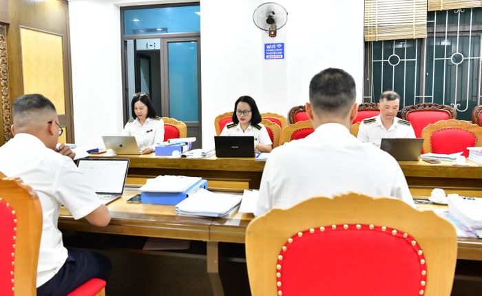 Tổ kiểm toán của KTNN khu vực VII thực hiện kiểm toán tại phường Điện Biên Phủ (tháng 5/2026). Ảnh: Thùy Anh