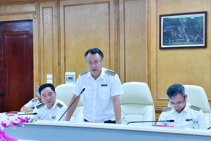 Chánh Thanh tra KTNN Lưu Trường Kháng trình bày các Dự thảo Chương trình phòng, chống TNLPTC của Đảng ủy KTNN nhiệm kỳ 2025-2030 và năm 2026. Ảnh: M. Thúy