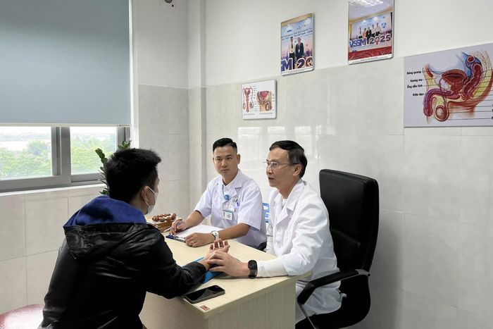 Mỗi cán bộ, đảng viên, viên chức và người lao động gương mẫu chấp hành các quy định về phòng, chống tác hại của thuốc lá. Ảnh: ST