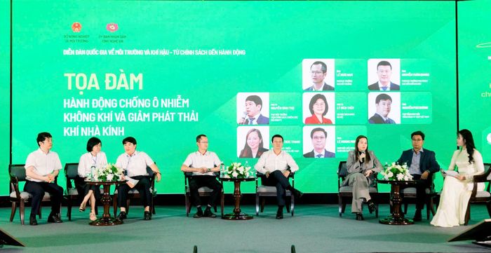 Các đại biểu trao đổi tại Phiên Tọa đàm của Diễn đàn Quốc gia về Môi trường và Khí hậu. Ảnh: D.T