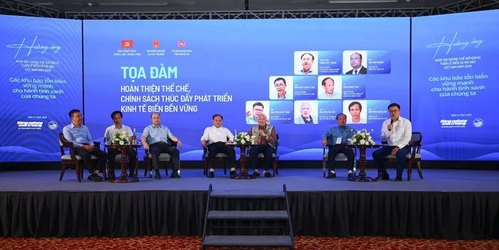 Các đại biểu trao đổi tại Phiên Tọa đàm của Hội thảo Quốc gia “Hoàn thiện thể chế, chính sách thúc đẩy phát triển kinh tế biển bền vững”. Ảnh: D.T