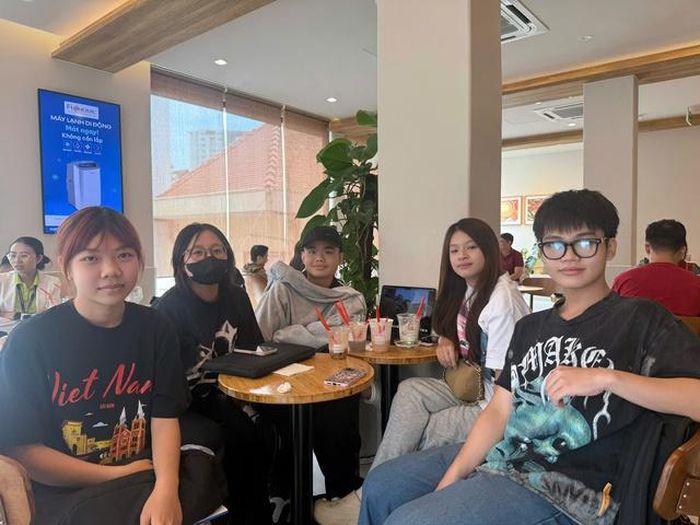Lý Tâm Như (ngoài cùng bên trái) nói rằng cô ủng hộ share bill trong hẹn hò vì không muốn bị... mắc nợ. Còn Nguyễn Nam Thái (ngoài cùng bên phải) lại cho rằng bạn nam nên là người trả tiền trong buổi hẹn hò đầu tiên. Ảnh : Thanh Đa