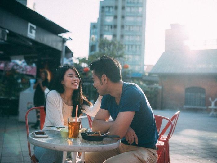 Thứ khiến họ có thiện cảm lại là khi cô gái chủ động ngỏ ý chia sẻ .
